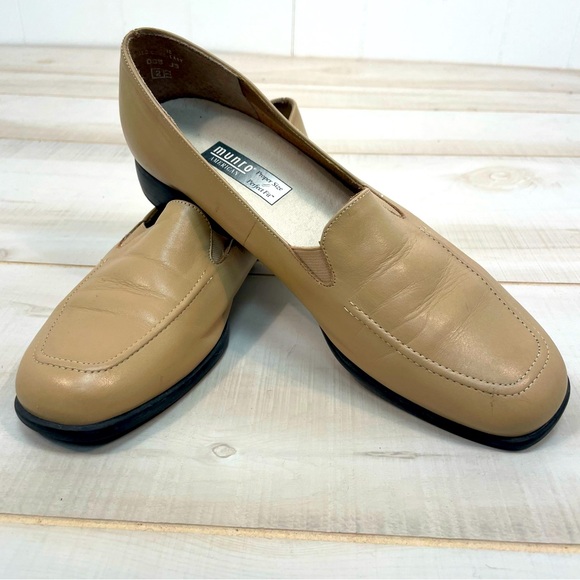 Munro American Beige Classic Leather With  Rubber Sole Slip-On Loafer, Sz 7-1/2N - Picture 4 of 10